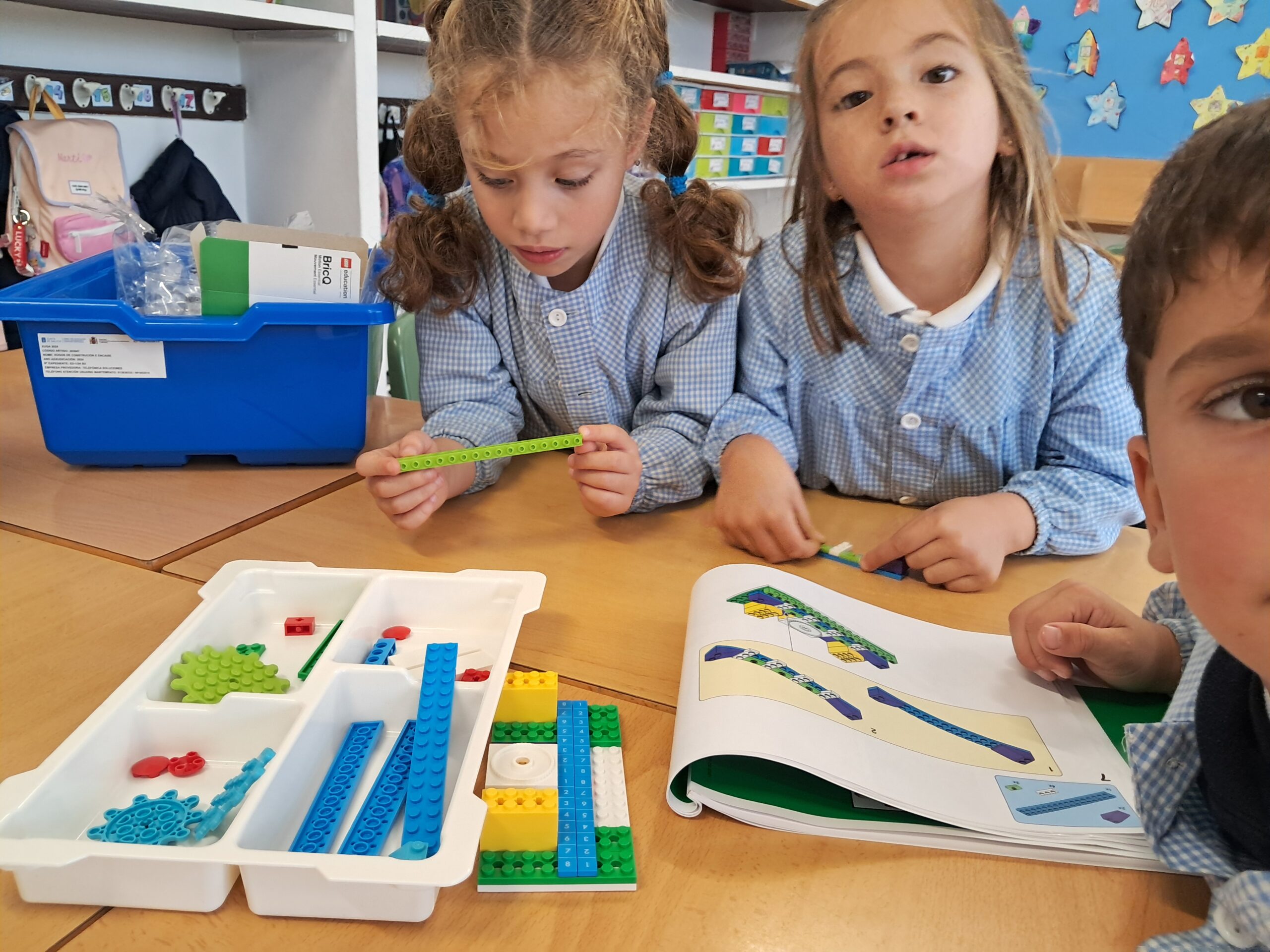 ninos_jugando_construcciones_polos_creativos