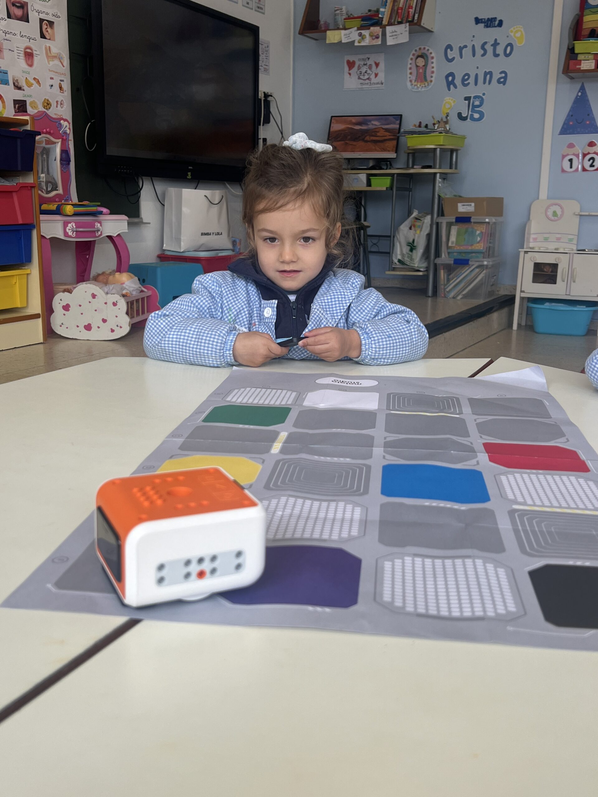 nina_infantil_programa_robot_polos_creativos