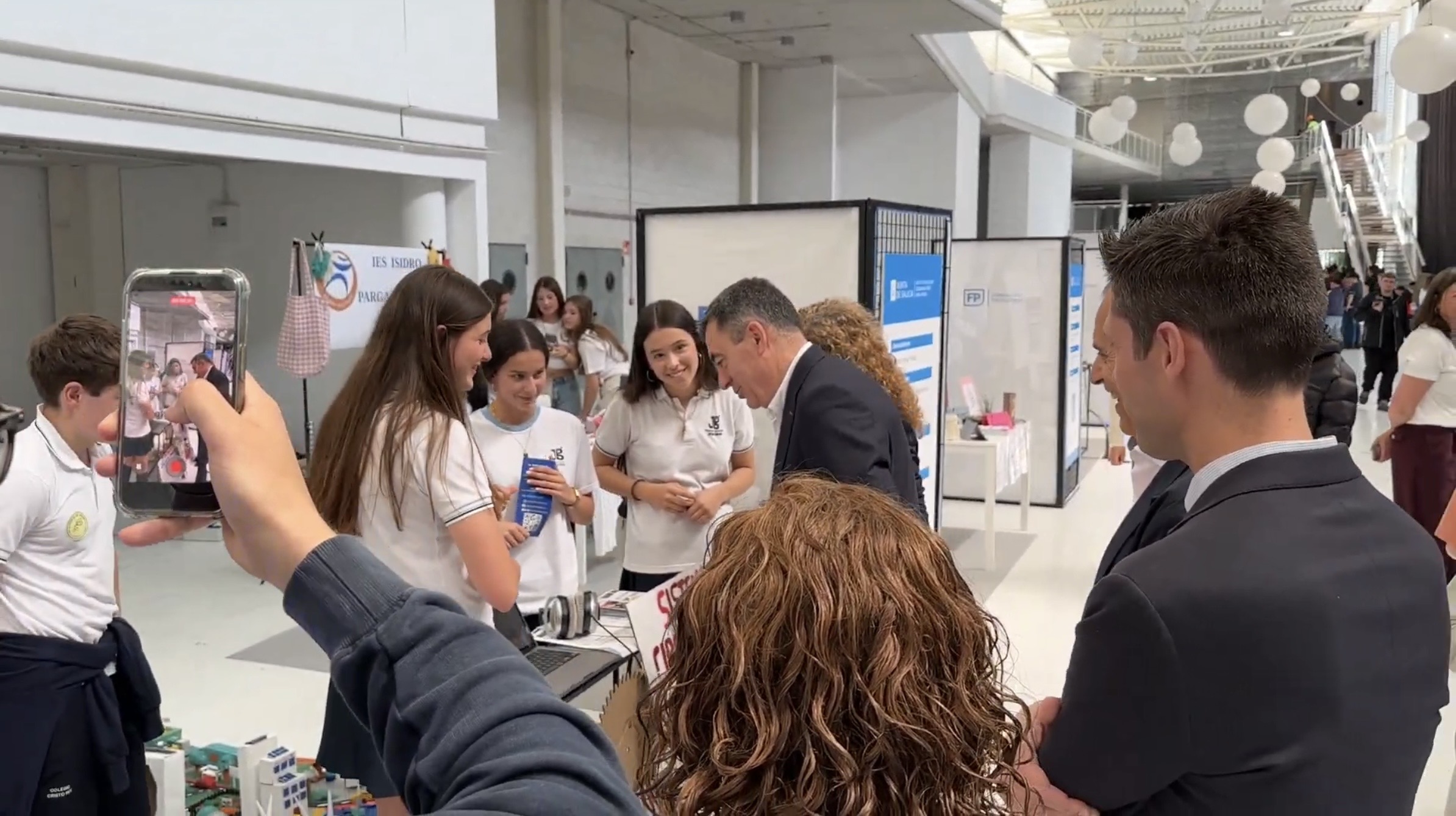 conselleiro_xunta_autoridades_visita_stand_colegio_hijas_de_cristo_rey_IIFeria_Exposicion_coruna