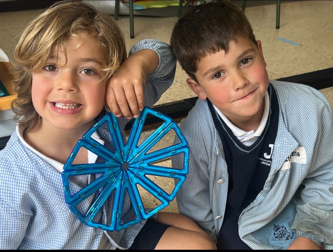 ninos_jugando_polos_creativos