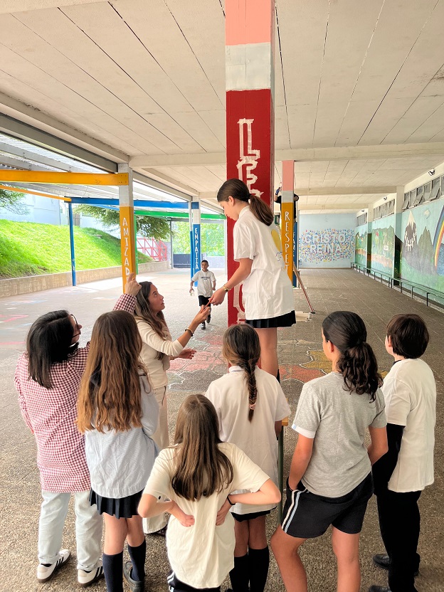 Profesores_alumnos_pintando_patio